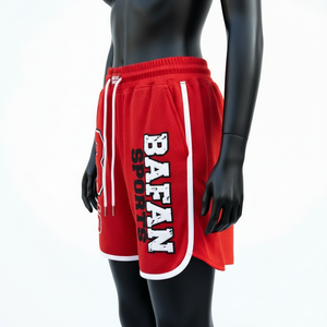 Shorts de sport pour femme en maille polyester respirante de qualité supérieure, couleur rouge, avec bordures latérales et logo brodé en chenille. - Product Image 2