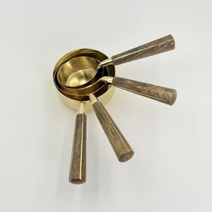 Ensemble professionnel de 4 tasses et cuillères à mesurer en acier inoxydable de luxe, finition PVD dorée avec manche en bois pour la pâtisserie - Product Image 2