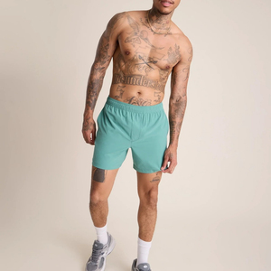 Short de course pour homme 2-en-1 noir avec doublure en maille, taille haute, fente aux fesses et effet galbant - Product Image 3