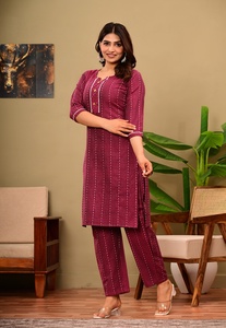 Conjunto de Kurta y Pantalón Estampado Color Granate para Mujer, Vestido Étnico Tradicional y Elegante - Product Image 4