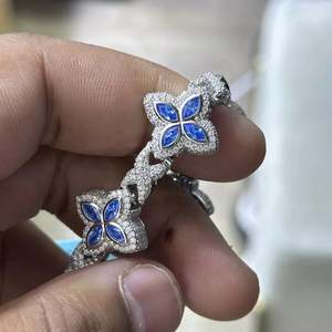กำไลข้อมือ RB Gems รูปดอกโคลเวอร์สีน้ำเงินประดับเพชรโมอิสซาไนต์ทรงบริลเลียนท์ สำหรับทุกเพศ  ทำจากเงินแท้ 925  แบบเชื่อมต่อ  สไตล์ฮิปฮอป  เคลือบโรเดียม - Product Image 3