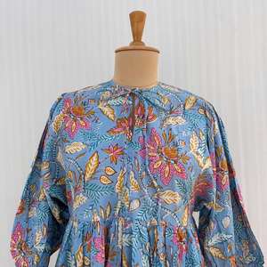 Vestido midi de algodón con estampado floral a mano - Cuello en V estilo bohemio - Product Image 4