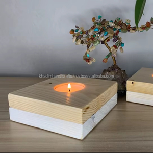 Porte-bougie décoratif rustique fait à la main en bois de manguier sculpté idéal pour les maisons traditionnelles, les temples et les religieux - Product Image 1