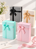 Boîtes cadeaux élégantes à carreaux avec rubans, emballage en carton premium pour les fêtes, les occasions spéciales et les événements.