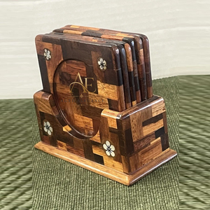 Ensemble de sous-verres carrés en mosaïque de bois faits à la main avec support, motif floral, sous-verres pour boissons, décoration de table, objet artisanal - Product Image 1