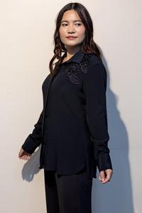Camisa SHERYL Black Moss Crepe Premium y Elegante para Mujer Compre Directamente del Proveedor - Product Image 2