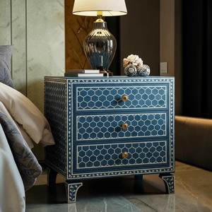 Elegante Mesita de Noche de Madera con Incrustaciones de Hueso, Cajones Espaciosos y Superficie Decorativa Hecha a Mano para Dormitorios - Product Image 1