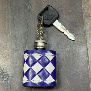 ขวดเหล้าพกพาขนาดเล็กลายตารางหนังแท้พร้อมพวงกุญแจหนังแท้ ของขวัญสำหรับทุกเพศ - Product Image 5