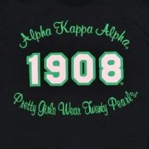 AKA 1908 Tagline Tee เสื้อยืดคอกลมสีดำพร้อมพิมพ์ลายกราฟิกสีเขียวและสีขาวเสื้อผ้าลำลองสำหรับผู้หญิง - Product Image 3