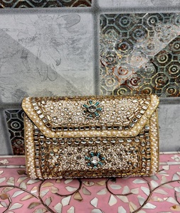 Pochette ovale Kundan en laiton de taille moyenne, faite à la main, dorée, art populaire traditionnel indien pour mariage - Product Image 4