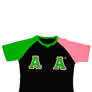 Camiseta negra de manga corta con cuello redondo y letras A bordadas en verde y rosa, de corte regular, informal, de punto para hombre. - Product Image 3