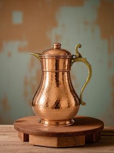 Jarra de cobre con textura martillada y asa de latón, vajilla vintage para cenar, ecológica - Product Image 1