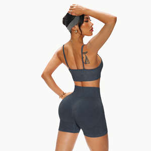 Conjunto de yoga 2026 personalizado: Top corto y shorts fruncidos con efecto push-up, ropa deportiva acanalada, ropa de entrenamiento con acabado lavado a la arena, ropa deportiva sin costuras frontales, diseño hueco. - Product Image 2