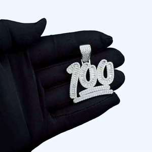 Pendentif Couronne Numéro 100 Givré en Moissanite, Plaqué Argent et Rhodium, Coupe Baguette, Bijou Hip Hop pour Fête - Product Image 5