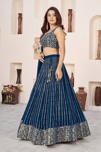 Ensemble Lehenga Choli moderne en mousseline de soie bleue à sequins, léger et brodé, style Banarasi, tenue pour femme avec dupatta, pour mariage et fête - Product Image 3