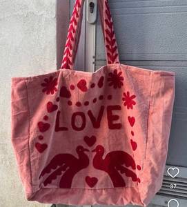 กระเป๋าโท้ทกำมะหยี่สีชมพูสั่งทำขายส่ง พร้อมตัวอักษร LOVE สีแดง ลายนกพิราบ หัวใจ และลายปักดอกไม้สุดเก๋ - Product Image 2