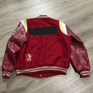 Chaqueta Bomber Varsity de Béisbol, Chaqueta Personalizada OEM con Bordado, Chaqueta Varsity Letterman Vintage 1999, Mangas de Cuero y Lana Roja - Product Image 2