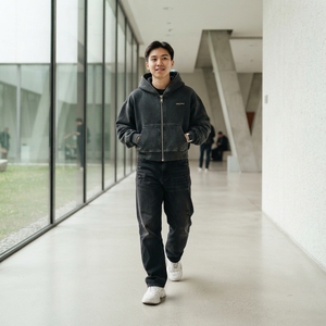 Sweat à capuche gris anthracite personnalisé, coupe oversize courte, avec coutures à panneaux, style streetwear - Product Image 4