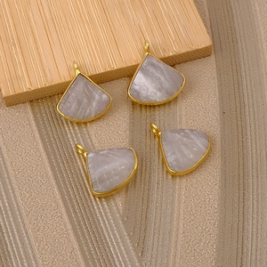 Colgante de piedras preciosas tallado de piedra lunar arcoíris al por mayor con bisel chapado en oro colgantes y dijes de moda suministro de joyería - Product Image 5