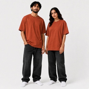 T-shirt unisexe en coton orange rouille, coupe oversize avec épaules tombantes, col rond, manches courtes et coupe décontractée pour un style streetwear décontracté - Product Image 4