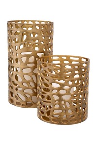 Portavelas de metal hecho a mano con detalles artesanales, ideal para decoración de hogares boutique y estilismo interior de lujo. - Product Image 4