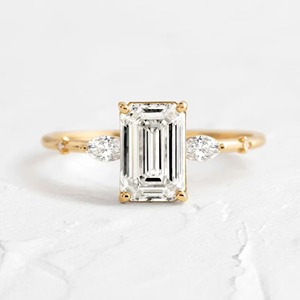 Bague de fiançailles solitaire en or jaune massif 14 carats avec diamant de laboratoire taille émeraude 2,50 carats de qualité supérieure, VS+, certifié IGI, accent flottant - Product Image 1