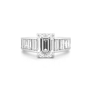 Anillo de compromiso de oro blanco de 14K con diamante cultivado en laboratorio de corte esmeralda de 4.15 CT y piedras laterales de baguette engastadas en canal. - Product Image 1