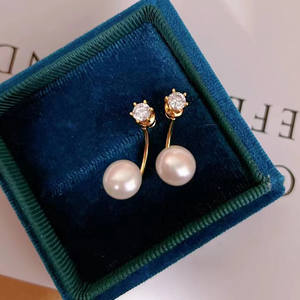 Boucles d'oreilles classiques en forme de petits poissons croisés avec perle d'eau douce naturelle, design simple et naturel, style tendance et lumineux - Product Image 3