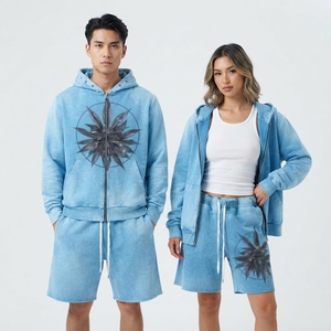 Conjunto de sudadera con capucha estilo streetwear y pantalones cortos oversize con pedrería a juego - Product Image 2