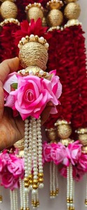 Guirnalda de Flores Artificiales Color Granate Hecha a Mano con Cuentas Doradas o Borlas de Perlas para Decoración de Fondo en Bodas y Festivales Indios - Product Image 2