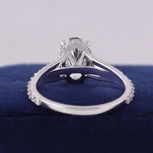Anillo de compromiso de diamante de corte ovalado en platino y oro blanco con engaste de cuatro puntas, banda de tallo dividido con pavé y doble fila de piedras de acento. - Product Image 4