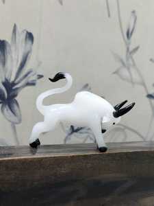 Figurine de taureau en verre artisanal, sculpture animale sculptée, blanche avec cornes et sabots noirs, pièce d'art décorative - Product Image 3