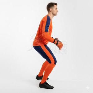 Équipement de football haut de gamme pour gardien de but avec matériau respirant et coutures robustes pour une utilisation sur une saison longue. - Product Image 5