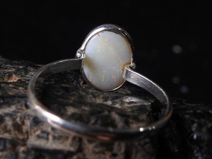Anillo de Boda Australiano con Ópalo Multicolor - Plata - Piedra de Nacimiento de Octubre - Ópalo Sólido - Talla 7 de EE. UU. - Engaste Clásico Hecho a Mano - 9x7 mm - Product Image 5