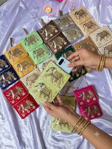 เคสโทรศัพท์ผ้าไหมลายช้างพร้อมสายคล้องคอ ที่ใส่บัตร กระเป๋าใส่เหรียญ ของขวัญงานแต่งงาน ของชำร่วยงานปาร์ตี้ อุปกรณ์เสริมมือถือ - Product Image 5