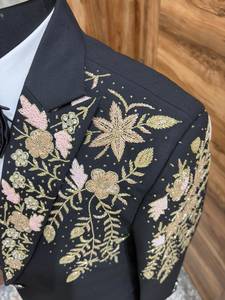 Costume de mariage pour homme noir de luxe avec broderie florale dorée |   Ensemble de smoking pour marié en 3 pièces |   Costume formel sur mesure - Product Image 6