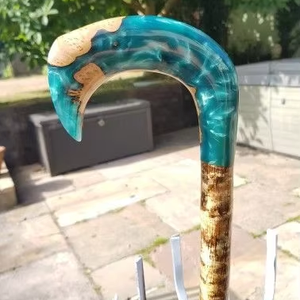 Bastón de madera ligero con empuñadura de resina para un soporte cómodo durante largas caminatas o uso diario. - Product Image 1