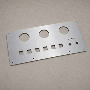 Fabricant de panneaux d'instruments en aluminium usinés sur mesure par CNC pour les plaques frontales et les couvercles d'appareils d'équipements de contrôle industriel - Product Image 4