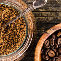 Vietnam 1'e 1 Kafesiz Dondurarak Kurutulmuş Acı Şekersiz Hazır Kahve Granülleri Saf Robusta Premium Kalite OEM ODM Özel Üretim