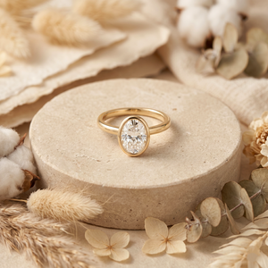 Anillo Solitario Minimalista Personalizado con Bisel de Oro de 14K y Moissanita Ovalada de 2CT, Fabricante de Joyería Fina al por Mayor - Product Image 1
