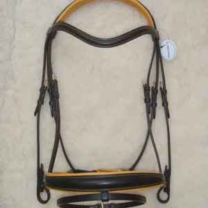 Bridon d'équitation anglais personnalisé en cuir avec noseband rembourré, frontal surélevé, ferrures en acier inoxydable et rênes confortables en caoutchouc - Product Image 3