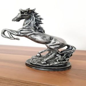 Magnifique sculpture de cheval en aluminium coulé pour une décoration intérieure raffinée avec une finition métallique brillante et des détails artistiques - Product Image 1