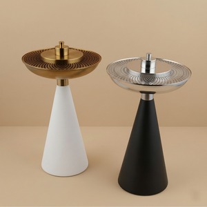 เตาเผาเครื่องหอมทรงกรวยโลหะแบบอาหรับ ทำด้วยมือ พร้อมลายตาข่ายด้านบน ใช้สำหรับใส่ก้านไม้หอมแบบพกพา เหมาะสำหรับบ้านสไตล์ตะวันออกกลางที่หรูหรา - Product Image 1