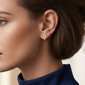 Boucles d'oreilles clous en diamant en forme de V, modernes, en or jaune, pour femme, bijoux minimalistes pour le quotidien - Product Image 3