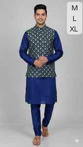 Conjunto de Kurta y Pijama de Seda para Hombre con Lentejuelas de Terciopelo y Chaqueta Nehru Bordada con Zari - Product Image 3
