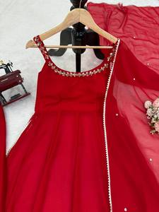 Ensemble ethnique pour femme en faux georgette premium, avec détails faits main, dessus effet miroir, micro-paillettes, pantalon palazzo à taille élastique, dupatta et bordure en dentelle. - Product Image 5