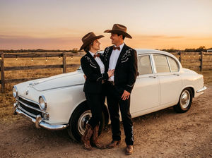 Ensemble de costumes western rose brodés pour couple – Blazer et pantalon de créateur pour mariage, séance photo et événements - Product Image 2