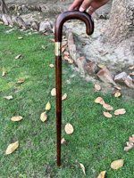 Bastón de Madera Artesanal Tradicional con Banda de Latón y Mango Curvo, Tamaño Personalizado, para Uso en Exteriores, de la Mejor Calidad