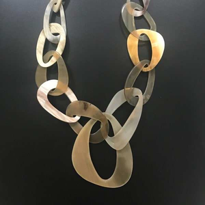 Collier en corne naturelle écologique fait main pour femme, cadeau d'affaires, design brut, artisanal - Product Image 5