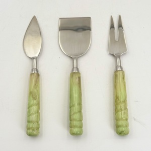 Juego de 3 espátulas para queso de acero inoxidable hechas a mano con mangos de resina, ideales para fiestas, bodas, cenas y hoteles. - Product Image 1